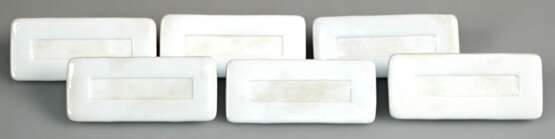 6 Meissen-Platzkartenständer, rechteckig, Pfeifferzeit 1924-1934, weiß, mittig unglasiertes Feld, Schwertermarke mit 2 Schleifstrichen, 4,2x9,7 cm - Foto 1 6 Meissen-Platzkartenständer, rechteckig, Pfeifferzeit 1924-1934, weiß, mittig unglasiertes Feld, Schwertermarke mit 2 Schleifstrichen, 4,2x9,7 cm - Foto 1