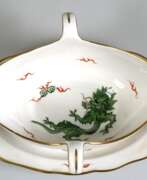 Aperçu. Meissen-Sauciere auf festem Unterteller, 20. Jh., Mingdrache grün mit Goldrändern, Schwertermarke mit 4 Schleifstrichen, L. 24 cm