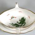 Meissen-Sauciere auf festem Unterteller, 20. Jh., Mingdrache grün mit Goldrändern, Schwertermarke mit 4 Schleifstrichen, L. 24 cm - Maintenant aux enchères