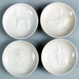 4 KPM-Tellerchen mit Tierrelief, weiß glasiert, blaue Zeptermarke, Dm. 8,5 cm - photo 1