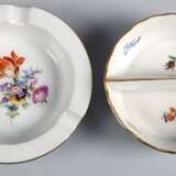 2 Meissen-Teile, Aschenbecher und Schälchen mit Steg, 20. Jh., Aschenbecher mit 3 Ablagen, Buntes Blumenbukett mit Goldrand, Dm. 12,5 cm und rundes Schälchen mit Steg, Streublümchen, H. 3,8 cm, Dm. 11 cm, je blaue Schwer… - photo 1