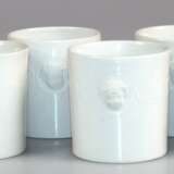 6 kleine KPM-Becher, weiß glasiert mit Medaillon aus Biskuitporzellan und Inschrift "VALETE CURAE IN FUMO", blaue Zeptermarke, H. 6 cm, Dm. 5,5 cm - photo 1