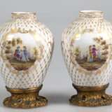 Paar Vasen im Rokokostil, 19. Jh., Dresden Helena Wolfsohn, gebauchter Korpus je mit galanter Szene und Blumenmalerei und reichem Golddekor, auf goldfarbenem Metallfuß, H. je 12,3 cm - photo 1