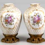 Paar Vasen im Rokokostil, 19. Jh., Dresden Helena Wolfsohn, gebauchter Korpus je mit galanter Szene und Blumenmalerei und reichem Golddekor, auf goldfarbenem Metallfuß, H. je 12,3 cm - photo 2