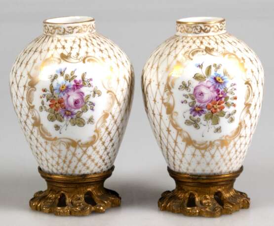 Paar Vasen im Rokokostil, 19. Jh., Dresden Helena Wolfsohn, gebauchter Korpus je mit galanter Szene und Blumenmalerei und reichem Golddekor, auf goldfarbenem Metallfuß, H. je 12,3 cm - photo 2