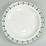 Große Meissen-Platte, rund, 1817-1824, auf Fahne grüne Blattranke und grüner Rand, blaue Schwertermarke mit II, H. 4,5 cm, Dm. 35 cm - photo 1