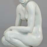 Klimsch, Fritz (1870 Frankfurt/Main-1960 Freiburg/Breisgau) "Hockende", Biskuitporzellan, Rosenthal, auf Sockel sign., H. 31 cm - photo 1