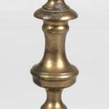 Leuchter, Messing, 1-flammig, auf quadratischem Stand, hoher mehrfach gegliederter Schaft, in zylindrischer Tülle endend, H. 23 cm - photo 1