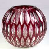 Kristallvase, Kugelform, rot überfangen und handgeschliffen, H. 14 cm - photo 1