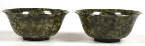 Paar Jade-Schälchen, rund, hauchdünn geschnittene spinatgrüne Jade, China 19. oder 20. Jh., ausgestellter Rand, H. 5,5 cm, Dm. 12,5 cm - photo 1