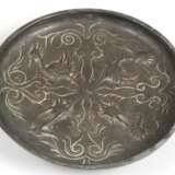 Art-Deco-Bronzeschale, dunkel patiniert, mit Kranichdekor, monogr. "AS", auf 3 Füßen, H. 4 cm, Dm. 19,5 cm - фото 1