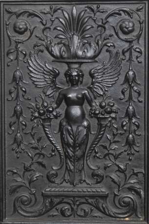 Kamin-/ Ofenplatte, Gußeisen, mit reliefierter, figürlicher und floraler Szene, 33x21,5 cm - photo 1 Kamin-/ Ofenplatte, Gußeisen, mit reliefierter, figürlicher und floraler Szene, 33x21,5 cm - photo 1