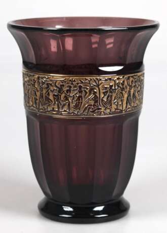 Vase, lila Glas mit goldfarbenem Amazonenfries, August Walther Dresden, H. 16 cm - photo 1 Vase, lila Glas mit goldfarbenem Amazonenfries, August Walther Dresden, H. 16 cm - photo 1