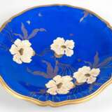 Fußschale, Rosenthal, Chippendale, mit Floralmalerei in Gold auf blauem Grund und Goldrand, H. 8 cm, Dm. 33,5 cm - фото 1
