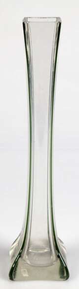 Jugendstil-Langhalsvase, 4-kantig, Klarglas, Kanten mit aufgelegten grünen Glasfäden, H. 34,5 cm - photo 1