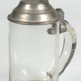 Biedermeier-Bierkrug, mit Zinnmontur, um 1820, mit Abriß, Zinndeckel mit Besitzermonogramm und Kugeldaumendrücker, Ges.-H. 22 cm - фото 1