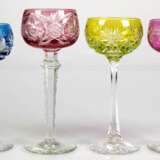 4 diverse Römer, Weingläser mit farbiger, reich geschliffener Kuppa, Stiele z.T. geschliffen, H. 21 cm - photo 1