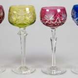 4 diverse Römer, Weingläser mit farbiger, reich geschliffener Kuppa, Stiele z.T. geschliffen, H. 19 cm - 21 cm - photo 1