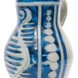 Westerwälder Krug, 19. Jh., Steinzeug, graue Salzglasur, Ritzdekor auf blauem Grund, Zinndeckel min. besch., H. 32 cm - Foto 1