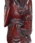 Aperçu. "Chinesischer Gelehrter", Holz, geschnitzt, auf quadratischem Sockel, vermutlich fehlt der Stab, H. 25,5 cm
