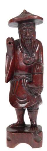 "Chinesischer Gelehrter", Holz, geschnitzt, auf quadratischem Sockel, vermutlich fehlt der Stab, H. 25,5 cm - photo 1