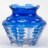 Art-Deco-Vase, Haida, farbloses Glas mit blauem Überfang, ornamental geschliffen, H. 12,5 cm - photo 1