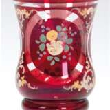 Biedermeier-Becher, Böhmen, partiell rot lasiert, polychrome, florale Kaltmalerei, H. 12,5 cm - photo 1