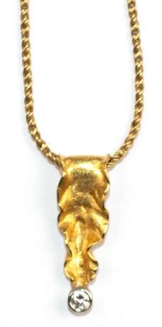 Diamant-Anhänger, 999er GG, Diamant von ca. 0,05 ct., L. 1,9 cm, an 585er GG-Kette mit Karabinerverschluß, L. 42 cm, Ges.-Gew. 3,95 g - photo 1 Diamant-Anhänger, 999er GG, Diamant von ca. 0,05 ct., L. 1,9 cm, an 585er GG-Kette mit Karabinerverschluß, L. 42 cm, Ges.-Gew. 3,95 g - photo 1