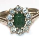 Smaragd-Brillant-Ring, 750er WG, ausgefasst mit 1 oval facettierten Smaragd, umrandet von 10 Brillanten von zus. ca. 0,5 ct., Ges.-Gew. 5,4 g, RG 55 - фото 1