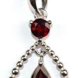 Kette und Anhänger, 925er Silber, besetzt mit Granat und einem kl. Diamanten, Granattropfen ist beweglich gelagert, Maße mit Öse ca. 3,0 x 1,5 cm, Kettenlänge ca. 45,5 cm - фото 1