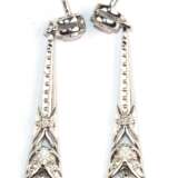 Ohrstecker im Art-Deco-Stil, 925er Silber rhodiniert, zus. 6 Brillanten zus. ca. 0,12 ct., 2 Saphire zus. ca. 0,30 ct., Länge 3,5 cm - photo 1