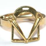 Ring, 750er GG, durchbrochen gestalteter Kopf, innen in Schiene beweglich montierte kleine Schiene, Gew., 4,4 g, RG 49 - фото 1