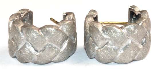 Ohrstecker, 925er Silber, Stift 750er GG, in Flechtoptik, kratzmatt, rhodiniert, ungetragen, Ges.-Gew. 10,9 g, L. 1,9 cm, B. 1,1 cm - photo 1 Ohrstecker, 925er Silber, Stift 750er GG, in Flechtoptik, kratzmatt, rhodiniert, ungetragen, Ges.-Gew. 10,9 g, L. 1,9 cm, B. 1,1 cm - photo 1