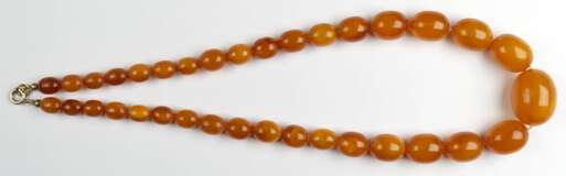 Bernstein-Kette mit olivenförmigen Gliedern im Verlauf, goldfarbener Federringverschluß, L. 45 cm - Foto 1