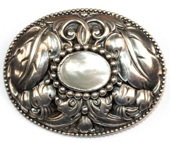 Jugendstil-Brosche/Anhänger, oval, 900er Silber, mit Floralrelief und mittigem, ovalem Perlmutt-Besatz, Ges.-Gew. 28,3 g, 5,2x4,5 cm - Foto 1 Jugendstil-Brosche/Anhänger, oval, 900er Silber, mit Floralrelief und mittigem, ovalem Perlmutt-Besatz, Ges.-Gew. 28,3 g, 5,2x4,5 cm - Foto 1