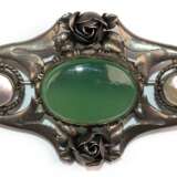 Jugendstil-Brosche, 800er Silber, vierpassig durchbrochen gearbeitet, mit plastischem Rosendekor, besetzt mit ovalem, grünem Schmuckstein und 2 Perlmutt-Einlagen, L. 5,5 cm - photo 1