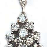 Brillant-Anhänger an Kette, 585er WG, tropfenförmiger Anhänger ausgefasst mit 14 Brillanten von zus. ca. 1,5 ct., vsi, L. mit Öse 2,3 cm, Ketten-L. 42 cm, Ges.-Gew. 7,48 g - photo 1