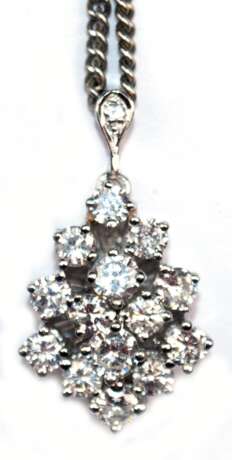Brillant-Anhänger an Kette, 585er WG, tropfenförmiger Anhänger ausgefasst mit 14 Brillanten von zus. ca. 1,5 ct., vsi, L. mit Öse 2,3 cm, Ketten-L. 42 cm, Ges.-Gew. 7,48 g - photo 1 Brillant-Anhänger an Kette, 585er WG, tropfenförmiger Anhänger ausgefasst mit 14 Brillanten von zus. ca. 1,5 ct., vsi, L. mit Öse 2,3 cm, Ketten-L. 42 cm, Ges.-Gew. 7,48 g - photo 1