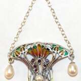 Collier im Jugend-Stil, 925er Sterlingsilber, mehrfarbige Fensteremaille in Gelb, Grün und Rosa, 3 beweglich montierte SW-Perlen, 9 echte Rubine, im Mittelteil, Länge verstellbar von ca. 40,5 - 45,5 cm - photo 1