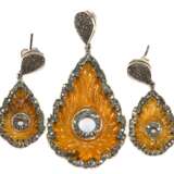 Set aus Ohrringen und Anhänger, Silber geprüft, gelbe Saphire ca. 30,8 ct., mit geschnittenen Dekor, Diamanten ca. 1,8 ct. - photo 1