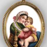 Porzellan-Anhänger im Messing-Rahmen, um 1900, polychrom bemalt "Mutter mit Kind", L. (mit Öse) 8,3 cm - photo 1