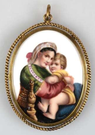 Porzellan-Anhänger im Messing-Rahmen, um 1900, polychrom bemalt "Mutter mit Kind", L. (mit Öse) 8,3 cm - photo 1 Porzellan-Anhänger im Messing-Rahmen, um 1900, polychrom bemalt "Mutter mit Kind", L. (mit Öse) 8,3 cm - photo 1