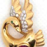 Brosche "Schwan“, 750er GG, 6,4 g, Rubin, Brillanten und Smaragd, Maße ca. 2,8 x 2,0 cm - photo 1