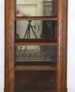 Meubles. Biedermeier-Vitrine mit gedrehten Säulen, Mahagoni, 1-türig, 3-seitig versproßt verglast, 1 Scheibe fehlt, im Sockel und im Giebel je 1 Schublade, Tür leicht verzogen, Fehlstellen, gebrauchspuren, 168x83x43 cm