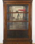 Meubles. Biedermeier-Vitrine, Mahagoni mit Fadenintarsien, 1-türig, 3-seitig versproßt verglast, Scheiben teilweise ergänzt, im Sockel und im Giebel je 1 Schublade, Furnierfehlstellen, Rückwand unten verzogen, Gebrauchspuren, 191…