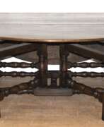 Meubles. Großer ovaler Klapptisch, Eiche, auf 4 gedrechselten, verstrebten Beinen, auf jeder Seite 2 Beine für halbmondförmige Hängeohren ausstellbar, Gebrauchspuren, 75x196x57(169) cm