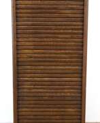 Meubles. Büroschrank, 1915, Eiche, auf Rollen, hinter Jalousietür 8 Einlegeböden, 115x52x46 cm