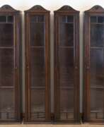 Meubles. 4 schmale Hänge-Vitrinen, Mahagoni, England, 1-türig, versproßt verglast, je mit 4 Einlegeböden, Gebrauchspuren, je 125x28x19 cm