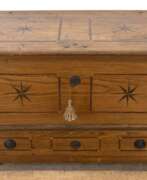 Meubles. Flachdeckeltruhe, Anfang 19. Jh., Eiche intarsiert (mit Fehlstellen), innen sogen. hohe Kante, im Sockel 1 Schubkasten, seitlich Brandgriffe, 79x131x61 cm