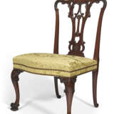 A SET OF SEVEN GEORGE III MAHOGANY DINING CHAIRS, TOGETHER WITH A LATER COPY - фото 3